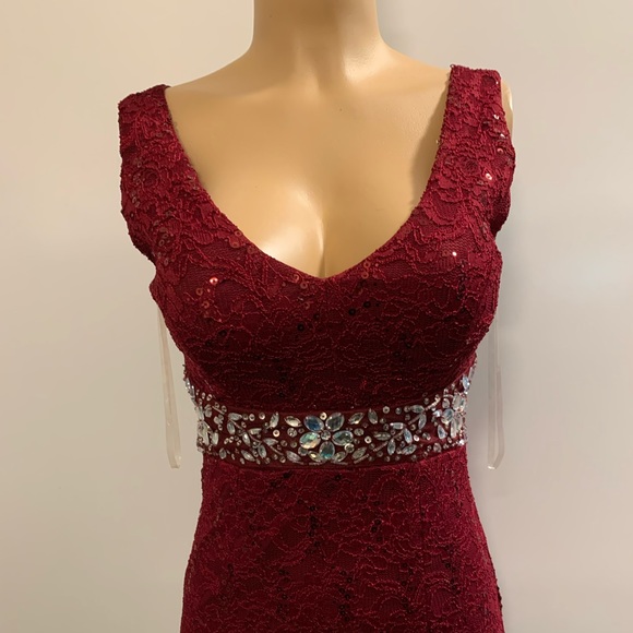 la scala Dresses & Skirts - Women junior burgundy lace sequins V neck bodycon mermaid maxi dress size (M)